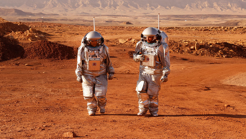 بعد عام قضوه معزولين في «محاكاة العيش على المريخ» علماء ناسا يخرجون أخيراً