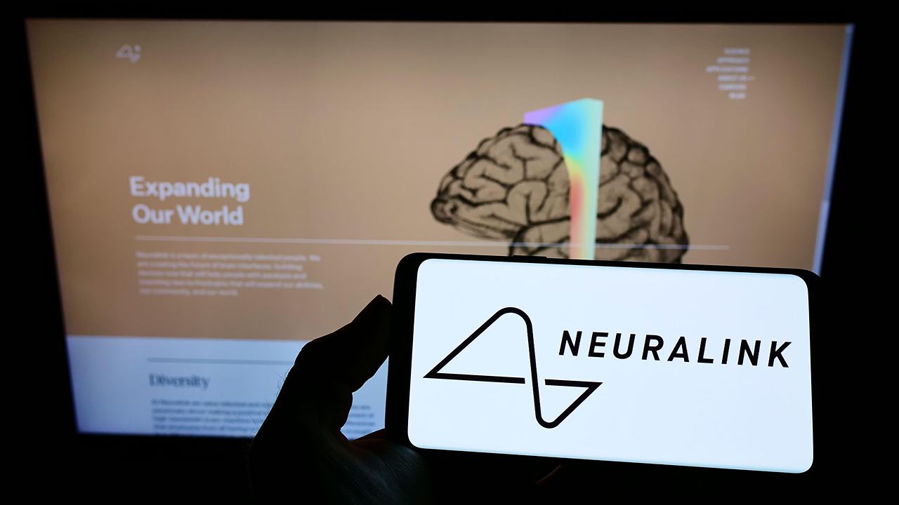 مريض Neuralink الثاني بحال جيدة ويلعب Counter-Strike 2