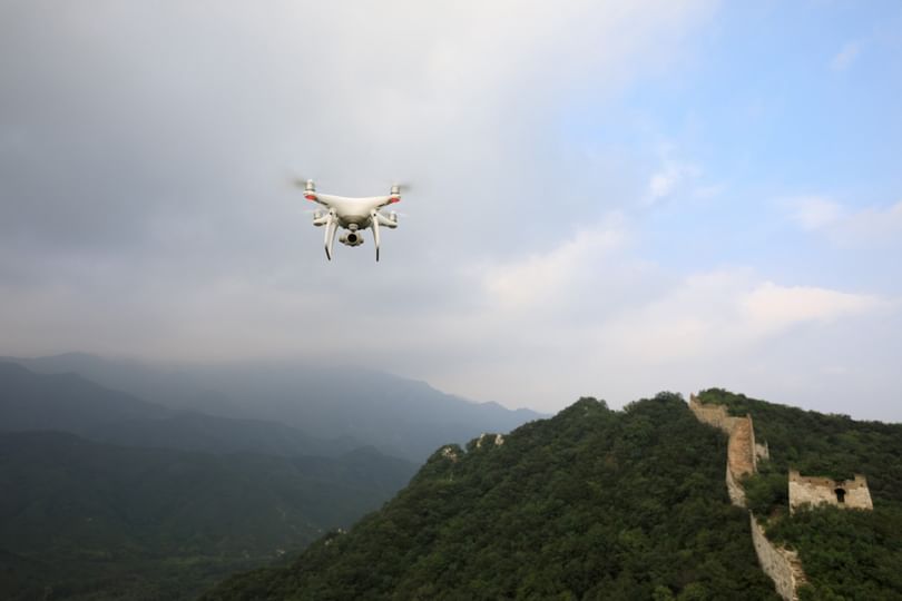الصين تستخدم الطائرات المسيرة في تزويد سياح سور الصين العظيم بالإمدادات