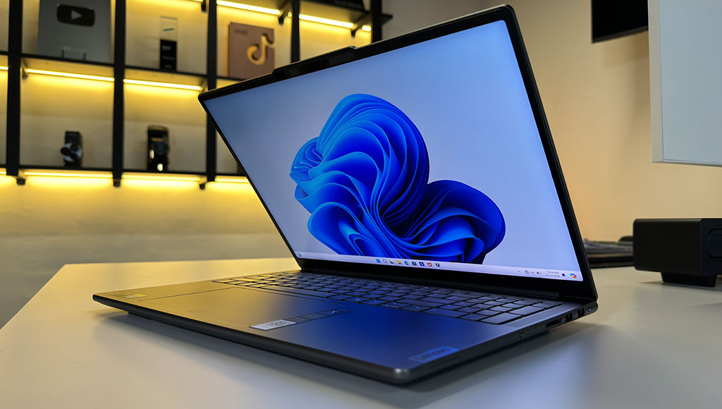 Lenovo Yoga Pro 9i لابتوب لينوفو يوجا برو 9i من منظور أمامي
