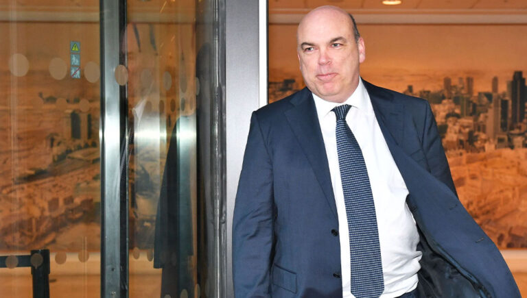 «بيل جيتس البريطاني» مفقود، واستمرار البحث عنه بعد غرق اليخت الذي كان يقله