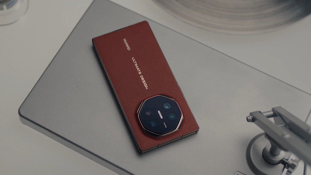 بالتزامن مع إعلان هاتف iPhone الجديد اليوم، سيُعلن عن هاتف هواوي ثلاثي الطي أيضاً