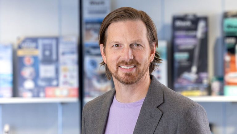 السيد آدم بتريك، رئيس التسويق في شركة SharkNinja