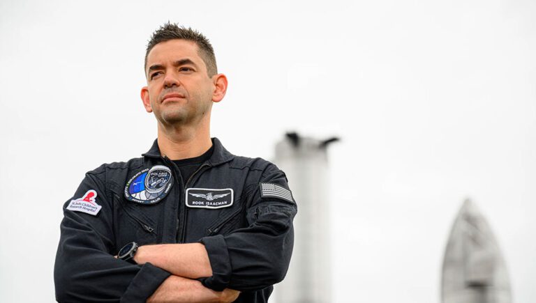 أول رحلة مشي فضائي تجارية في التاريخ تعود إلى الأرض وعلى متنها ملياردير