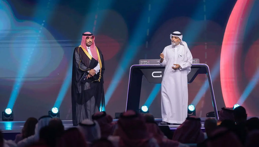 تركي باضريس، رئيس مايكروسوفت العربية، مع الدكتور مشاري المشاري، نائب مدير مركز المعلومات الوطني في سدايا