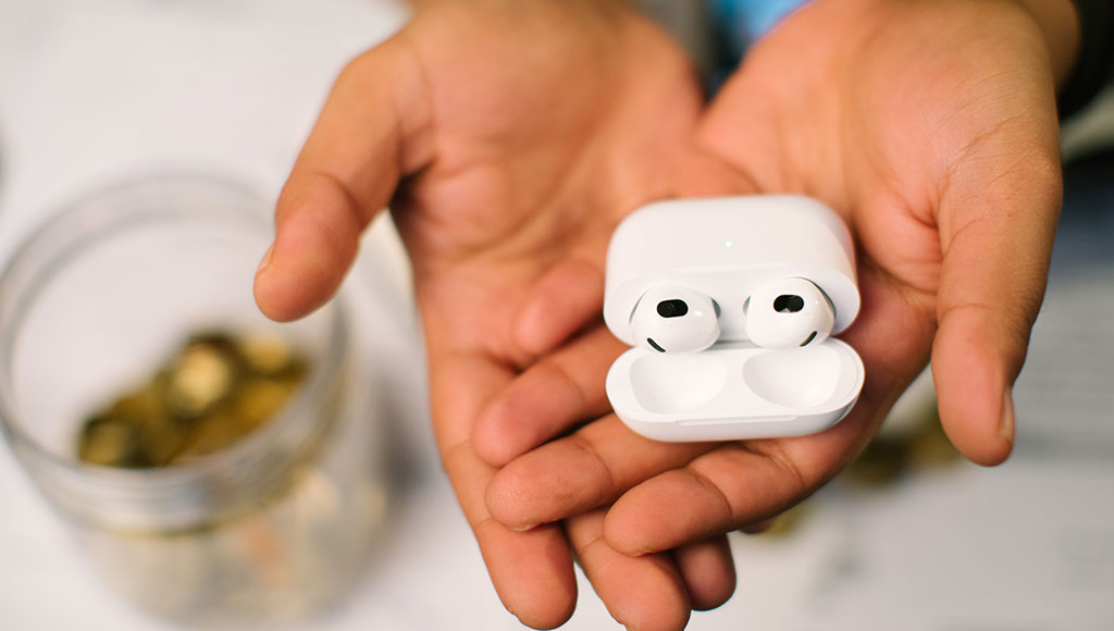سماعات AirPods