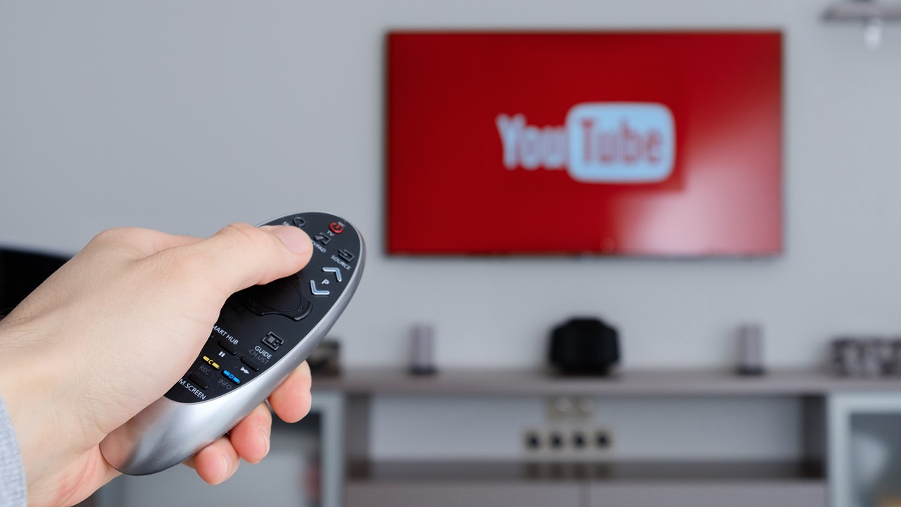 مليار ساعة مشاهدة يومياً في YouTube على التلفاز في عام 2024
