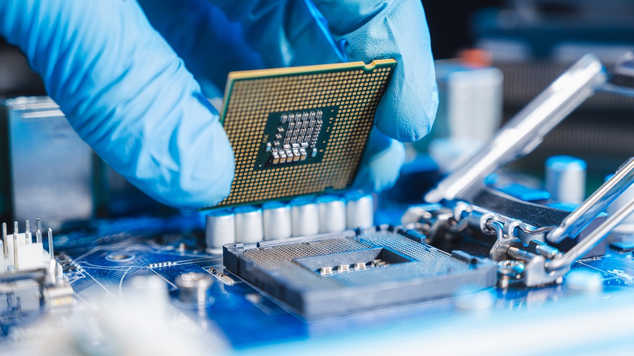 بعد عقدين من التحسن المستمر، انحدر أداء معالجات الحواسيب في عام 2024