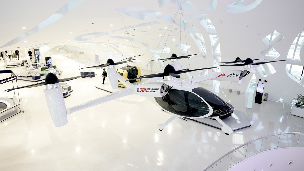 دبي تكشف عن نموذج جديد لسيارة الأجرة الطائرة في متحف المستقبل
