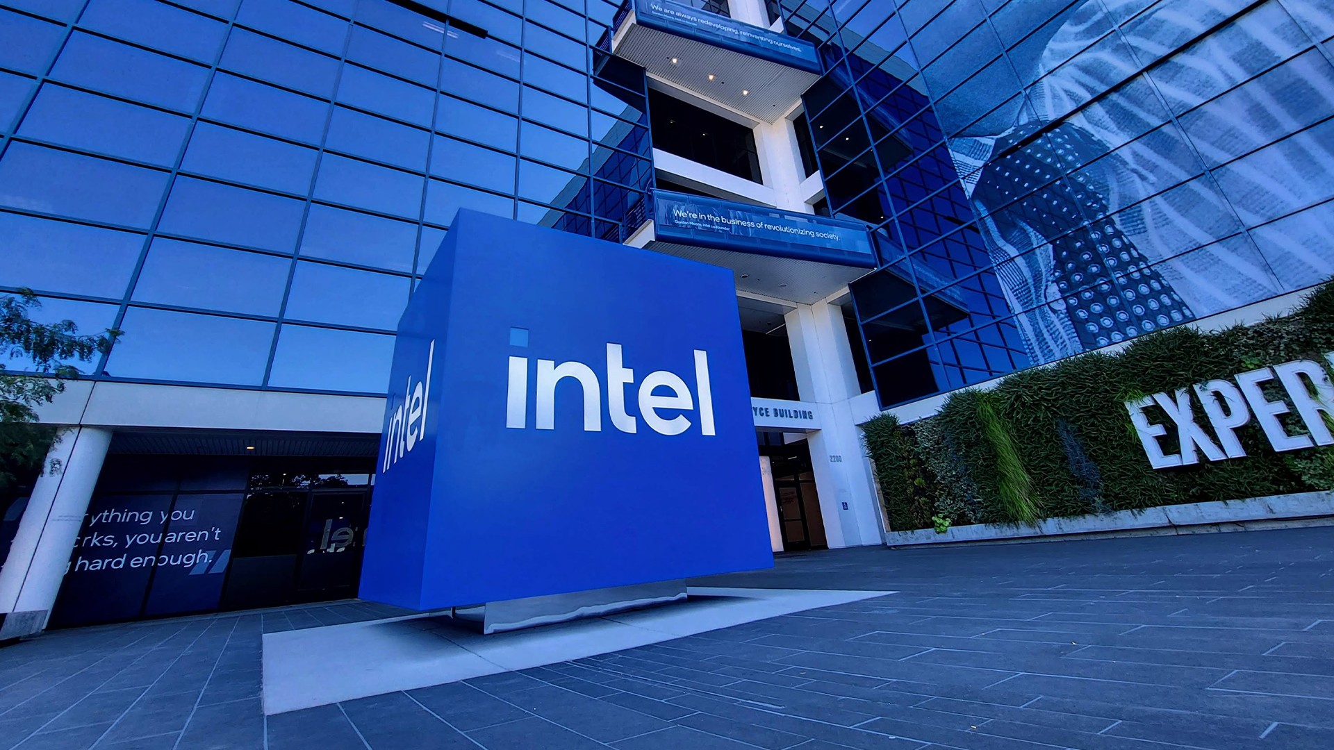 Broadcom وTSMC تدرسان صفقات محتملة لإعادة هيكلة Intel، كل على حدة