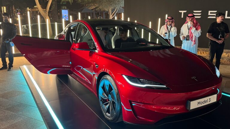 شركة Tesla تطلق عملياتها في السعودية للمرة الأولى وسط تحديات كبرى