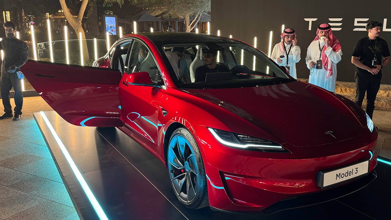 شركة Tesla تطلق عملياتها في السعودية للمرة الأولى وسط تحديات كبرى