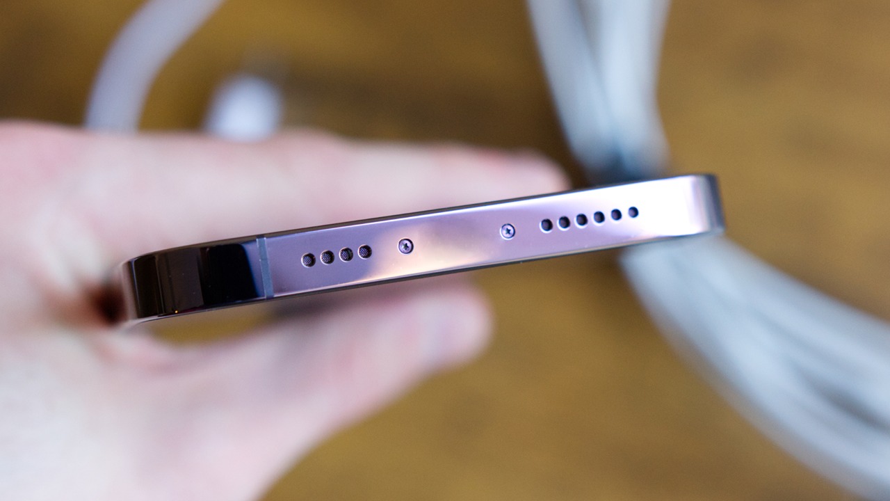 الاتحاد الأوروبي يمنح Apple الضوء الأخضر لهاتف iPhone بلا منفذ شحن