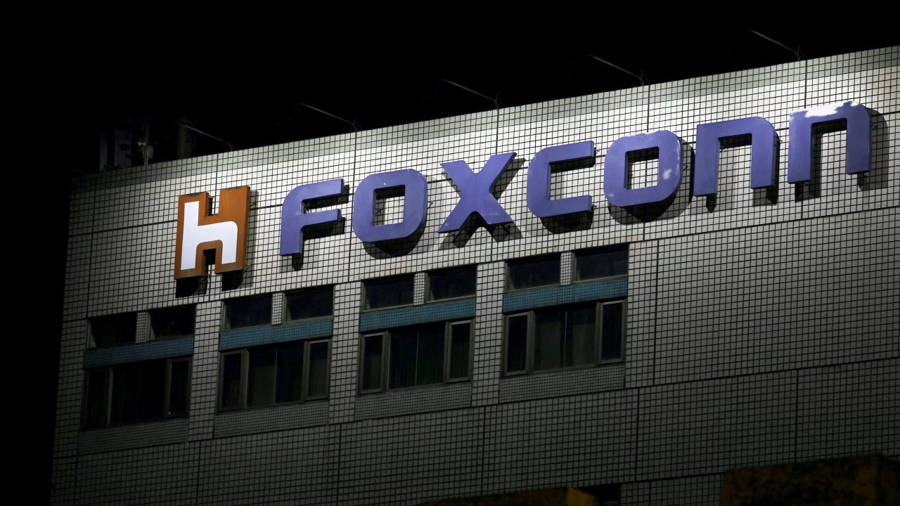 دخول Foxconn معترك الذكاء الاصطناعي بإطلاق FoxBrain، أولى نماذجها اللغوية الضخمة