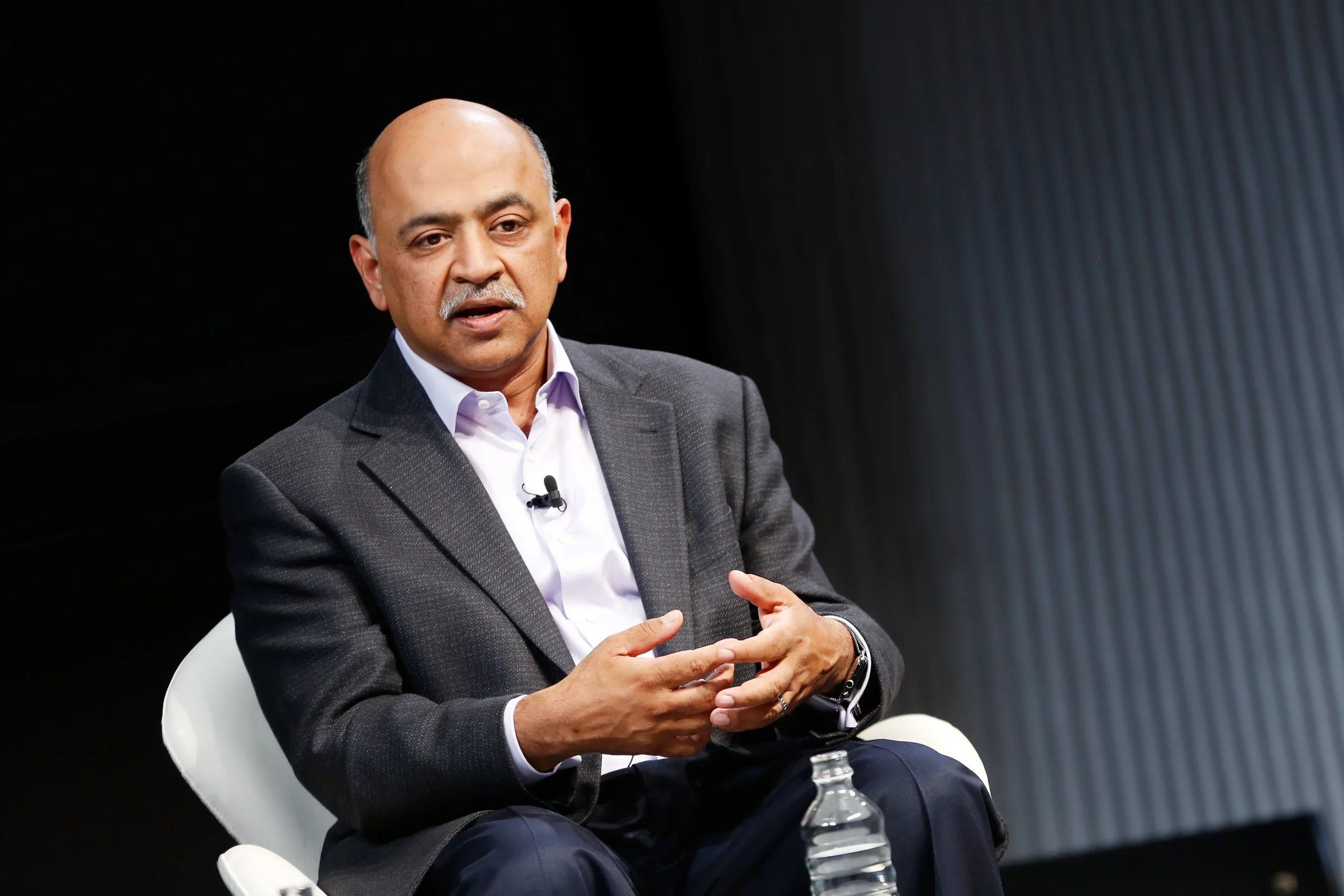 رئيس IBM كريشنا يرسم ملامح مستقبل الذكاء الاصطناعي المبرمجون في أمان، الإنتاجية ترتفع، والتجارة العالمية تزدهر