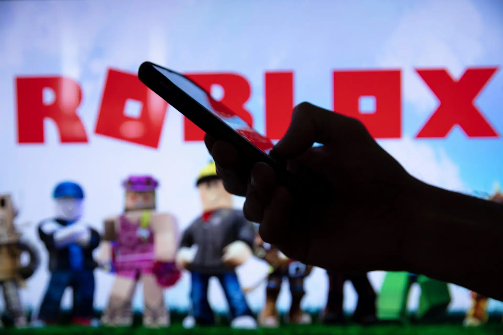 منصة Roblox تحت المجهر: تصريحات جريئة للرئيس التنفيذي تثير الجدل حول الأمان والإنفاق