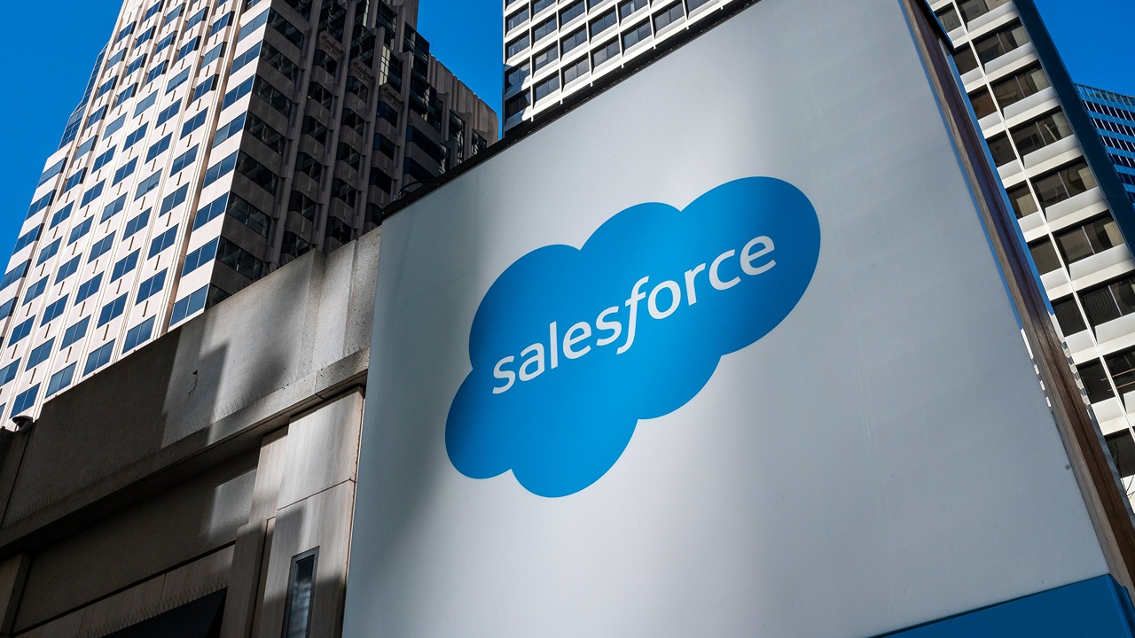 نظراً لأداء الذكاء الاصطناعي الجيد، Salesforce تجمد توظيف المهندسين في 2025