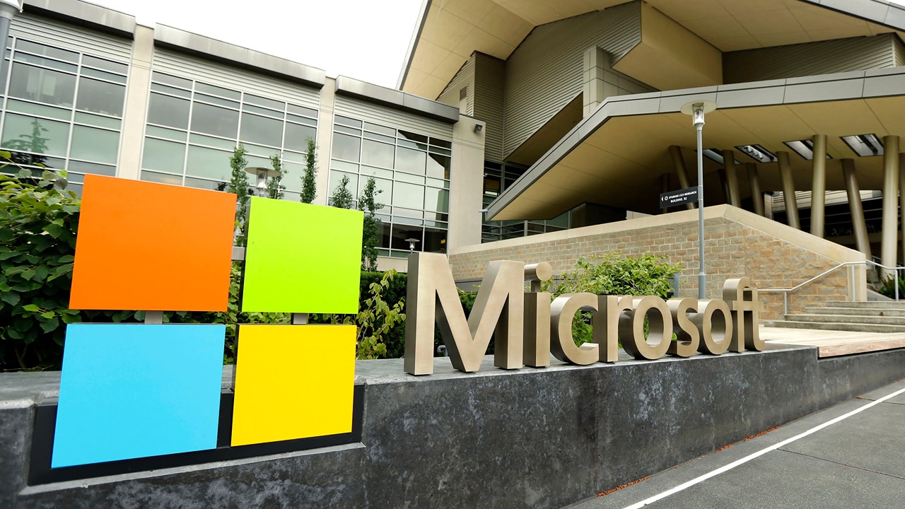 Microsoft تُعيد النظر في استثمارات الذكاء الاصطناعي