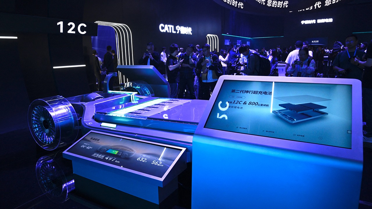 أكبر شركة بطاريات سيارات في العالم تعد ببطارية تقدم مدى 500 كيلومتر بعد الشحن 5 دقائق