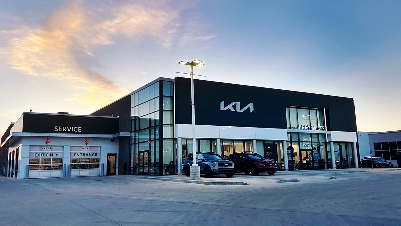 إحدى أكبر شركات السيارات تجري مراجعة شاملة لخططها: تخفيض أهداف السيارات الكهربائية 30%