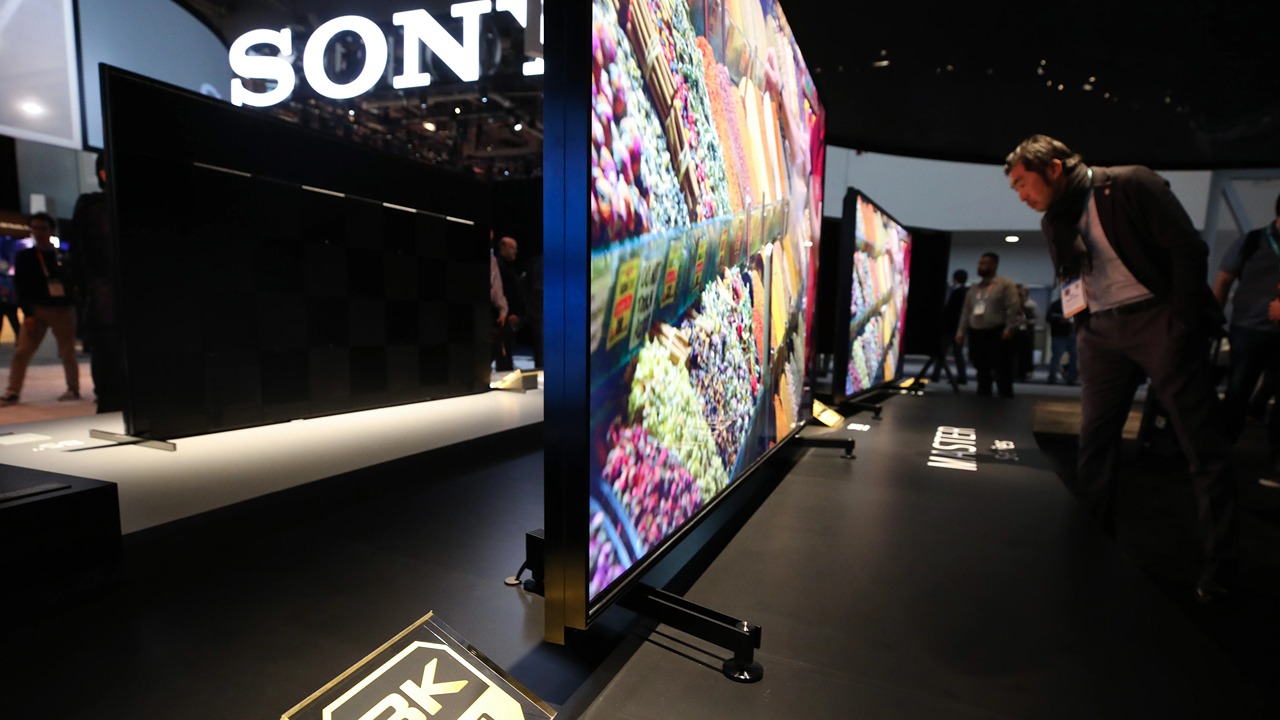 سوني تنسحب من سباق تلفزيونات 8K وتترك الساحة لسامسونج وLG وسط ركود السوق