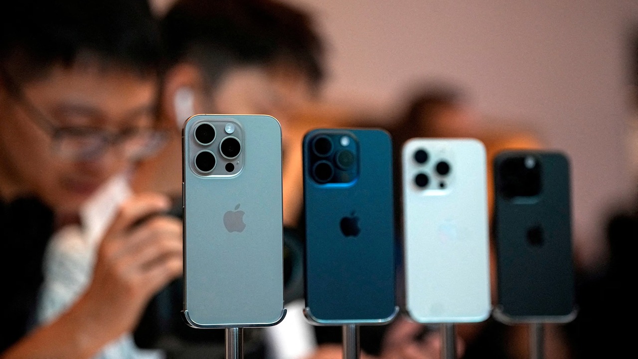 هل ستدفع ثمناً خرافياً لشراء هاتفك القادم؟ ضرائب ترامب تهدد بصدمة سعرية لهواتف iPhone