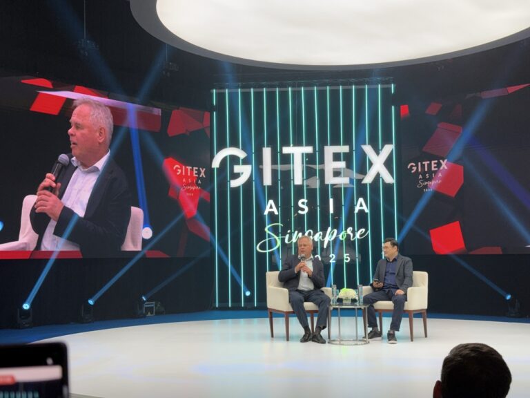يوجين كاسبرسكي، الشريك المؤسس ورئيس شركة كاسبرسكي ضمن جلسة حوارية في جيتكس آسيا 2025
