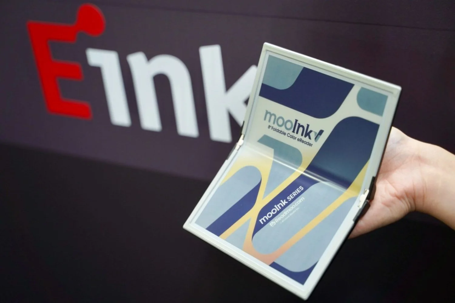 Readmoo تكشف عن جهاز mooInk V أول قارئ إلكتروني قابل للطي في العالم بحجم كتاب ورقي وشاشة ملونة نابضة