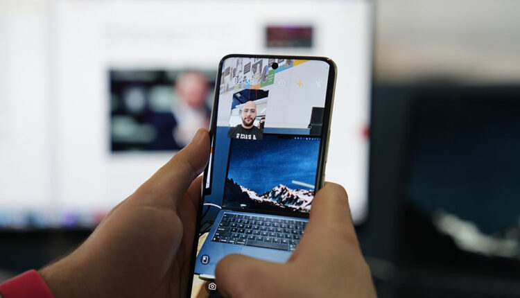 HONOR 90 smartphone in dual-view recording mode