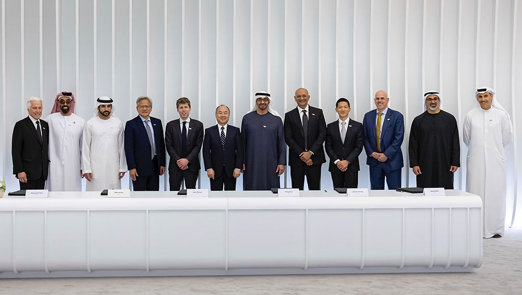 في الصورة من اليسار إلى اليمين: مارتي إيدلمان، المستشار العام لمجموعة "جي 42"؛ سمو الشيخ طحنون بن زايد آل نهيان، مستشار الأمن الوطني، نائب حاكم أبوظبي ورئيس مجلس الذكاء الاصطناعي والتقنيات المتقدمة (AIATC)؛ سمو الشيخ حمدان بن محمد آل مكتوم، ولي عهد دبي ونائب رئيس مجلس الوزراء؛ جنسن هوانغ، المؤسس والرئيس التنفيذي لشركة نفيديا؛ سام ألتمان، الشريك المؤسس والرئيس التنفيذي لشركة OpenAI؛ ماسايوشي سون، رئيس مجلس الإدارة والرئيس التنفيذي لمجموعة سوفت بنك؛ صاحب السمو الشيخ محمد بن زايد آل نهيان، رئيس دولة الإمارات العربية المتحدة؛ جيتو باتيل، رئيس المنتجات والرئيس التنفيذي للعمليات في شركة سيسكو؛ بينغ شياو، الرئيس التنفيذي لمجموعة G42؛ مايك سيشيليا، نائب الرئيس التنفيذي للقطاعات العالمية في أوراكل؛ سمو الشيخ خالد بن محمد بن زايد آل نهيان، ولي عهد أبوظبي، رئيس المجلس التنفيذي لإمارة أبوظبي ونائب رئيس مجلس الذكاء الاصطناعي والتقنيات المتقدمة؛ معالي خلدون المبارك، العضو المنتدب والرئيس التنفيذي للمجموعة في شركة مبادلة للاستثمار وعضو مجلس الذكاء الاصطناعي والتقنيات المتقدمة.