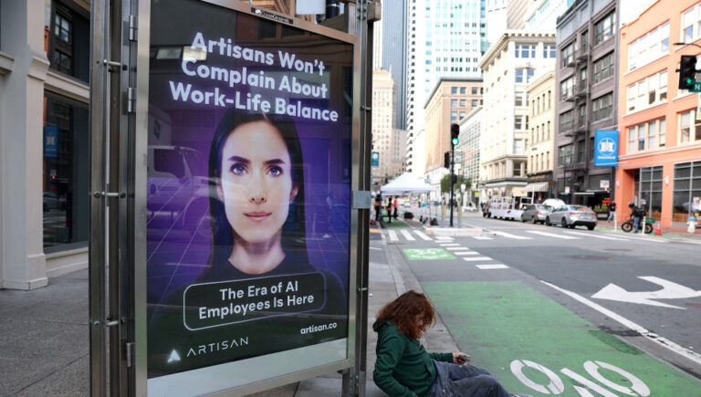 «توقف عن توظيف البشر» - حملة إعلانية تثير جدلاً عالمياً حول الذكاء الاصطناعي