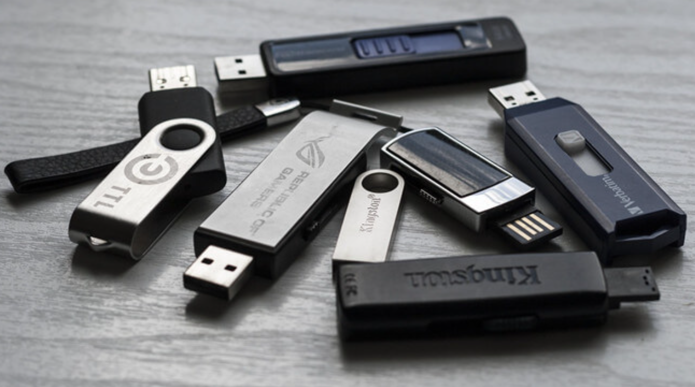السر وراء تصميم منفذ USB باتجاه واحد فقط… قرار صادم من فريق التطوير!