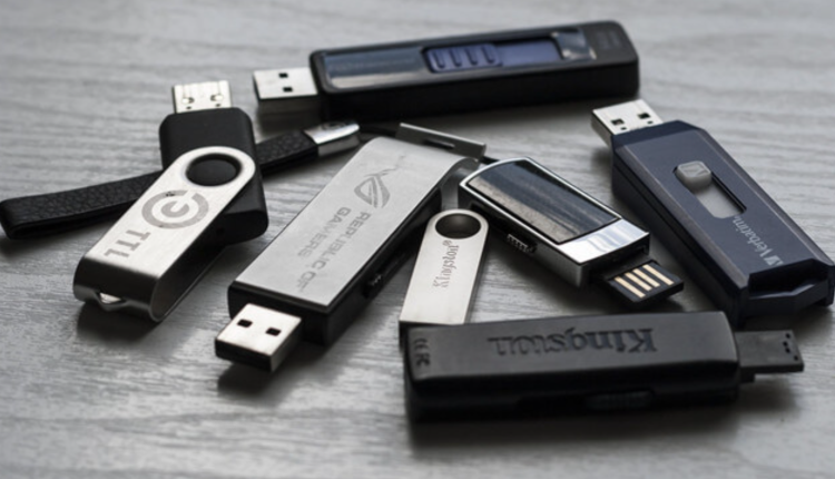 السر وراء تصميم منفذ USB باتجاه واحد فقط… قرار صادم من فريق التطوير!
