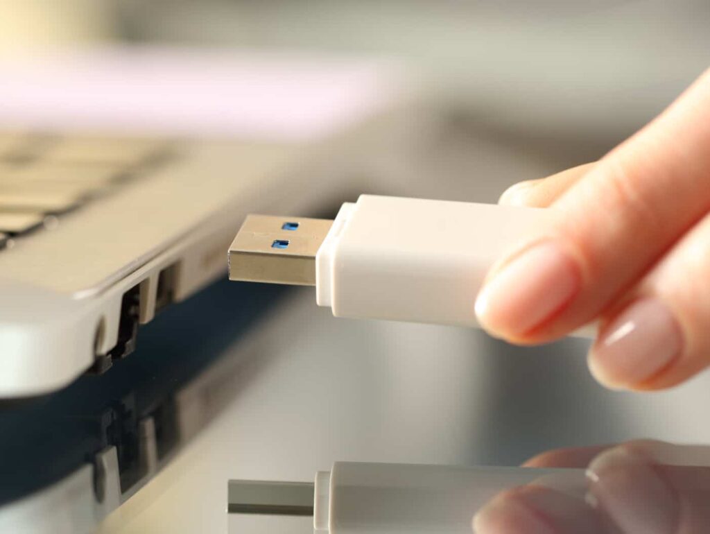 السر وراء تصميم منفذ USB باتجاه واحد فقط… قرار صادم من فريق التطوير!