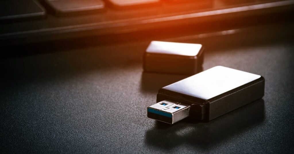 السر وراء تصميم منفذ USB باتجاه واحد فقط… قرار صادم من فريق التطوير!