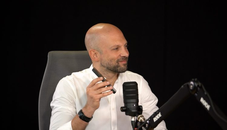 فؤاد جريس، الشريك المؤسس والرئيس التنفيذي لمقسم، يستعرض نظام شركته الآلي القائم على الذكاء الاصطناعي