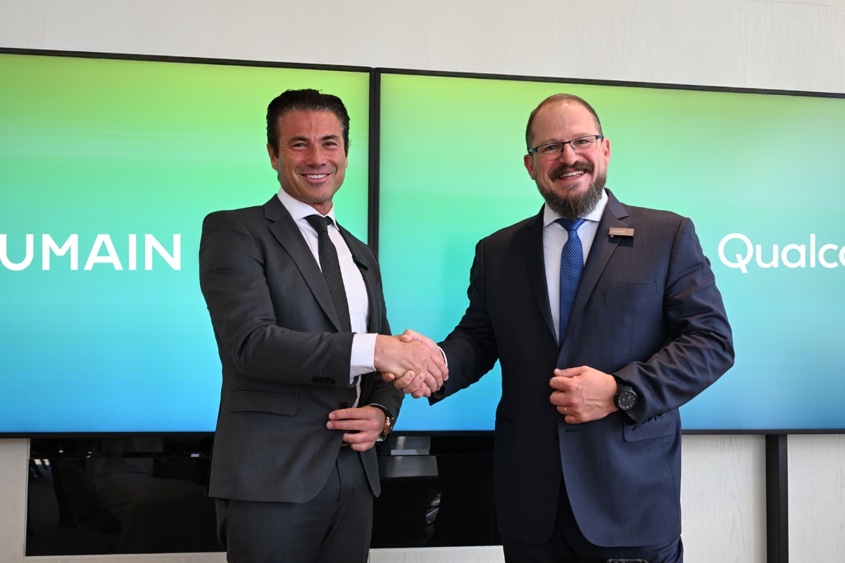 كريستيانو آمون، رئيس شركة كوالكوم [اليمين]، وطارق أمين، الرئيس التنفيذي لشركة طارق أمين [اليسار]