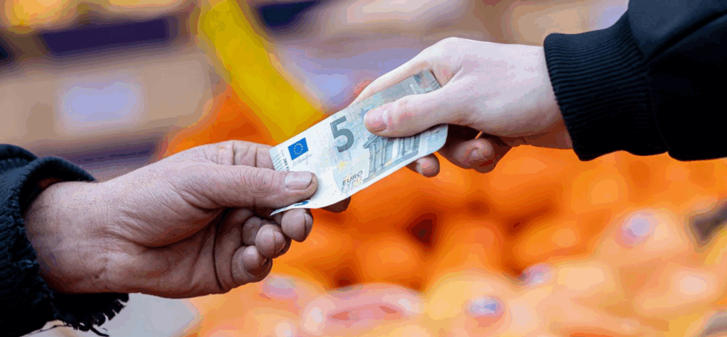 ماذا تشتري الـ 100 دولار اليوم؟ ترتيب أكثر العملات تضرراً من التضخم في 2025