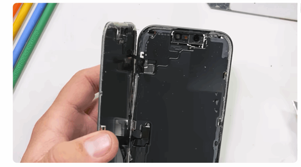 تفكيك آيفون 17 الجديد