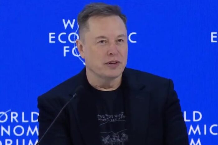 إيلون ماسك خلال مشاركته في المنتدى الاقتصادي العالمي في دافوس