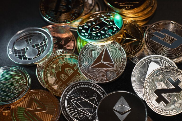 عملات مشفرة على طاولة