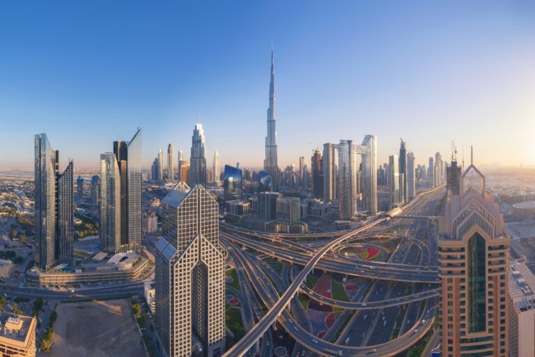 مشهد لسماء دبي والأبنية فيها