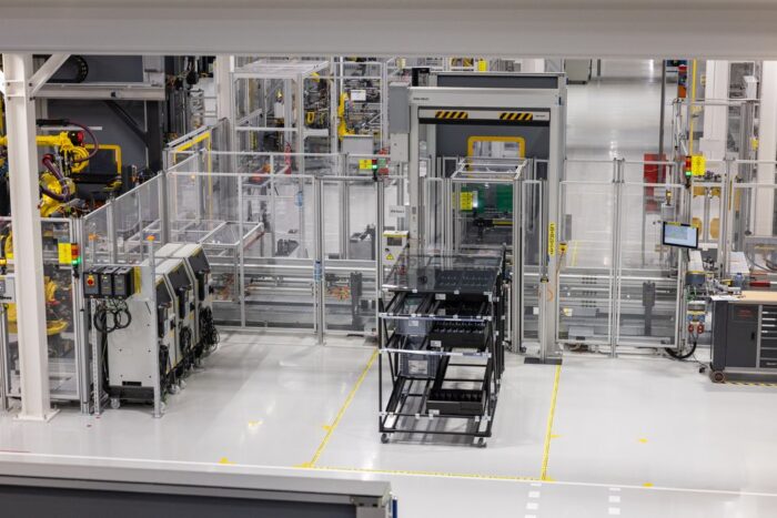 مصنع بطاريات بورشه الذكي في هورنا ستريدا، على بعد 90 كم تقريباً من المنشأة في براتيسلافا