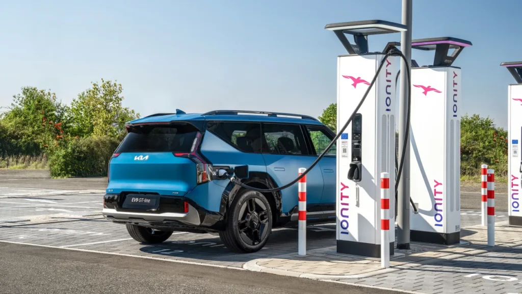 انواع شواحن السيارات الكهربائية تبعاً لبلد المنشأ