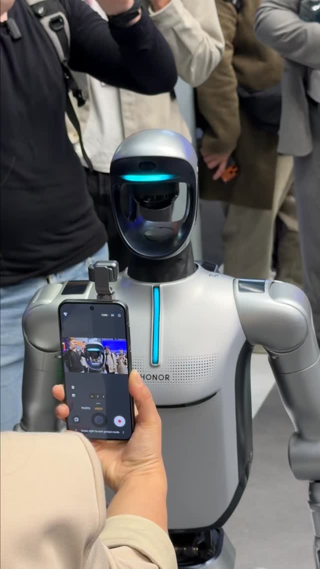 روبوت شركة HONOR يجذب انتباه الحضور خلال MWC