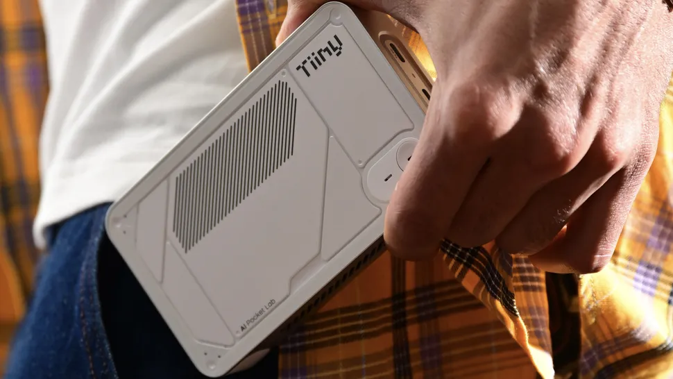 AI Pocket Lab: أصغر حاسوب فائق مدعوم بالذكاء الاصطناعي بحجم الجيب