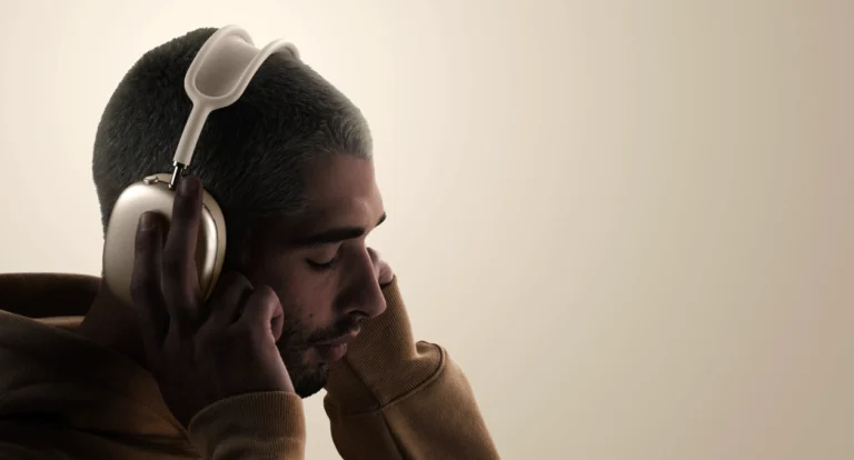 Apple تكشف عن سماعات AirPods Max 2 بشريحة H2 ومزايا ذكية جديدة