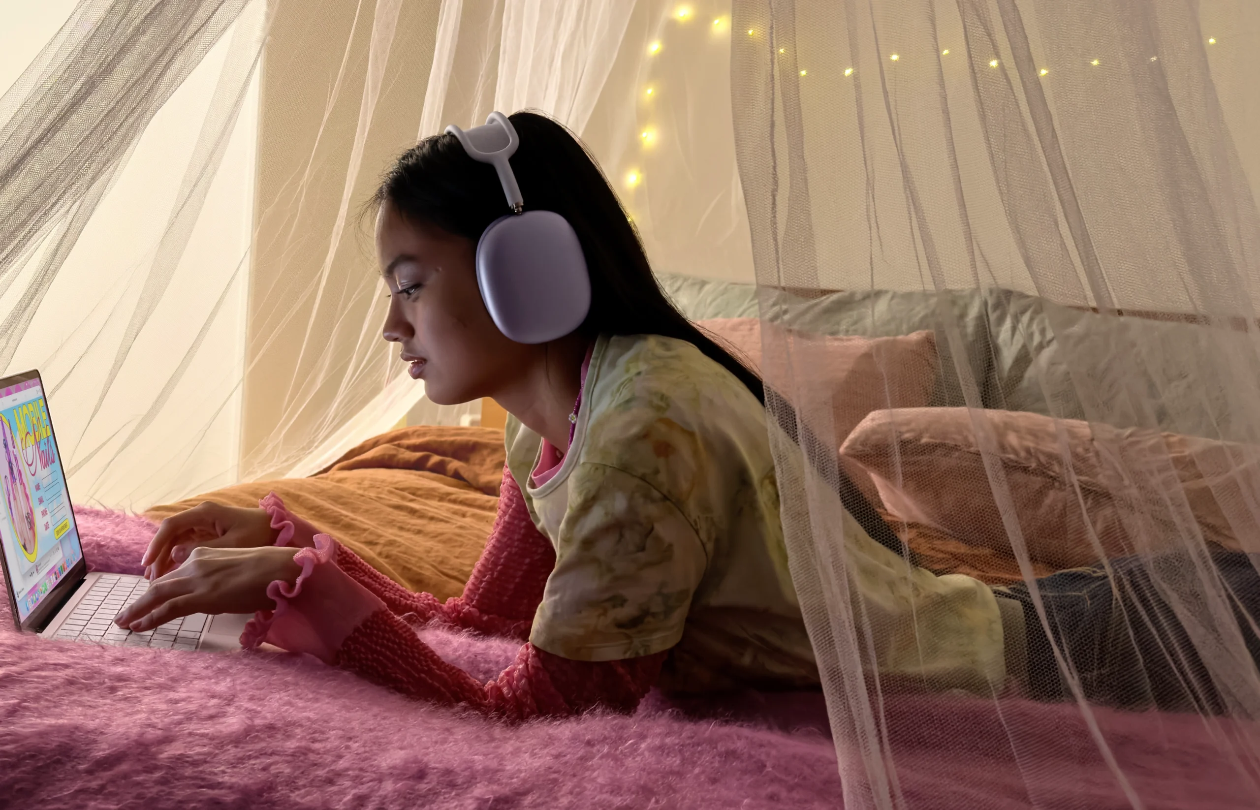 Apple MacBook Neo lifestyle 02 260304 scaled