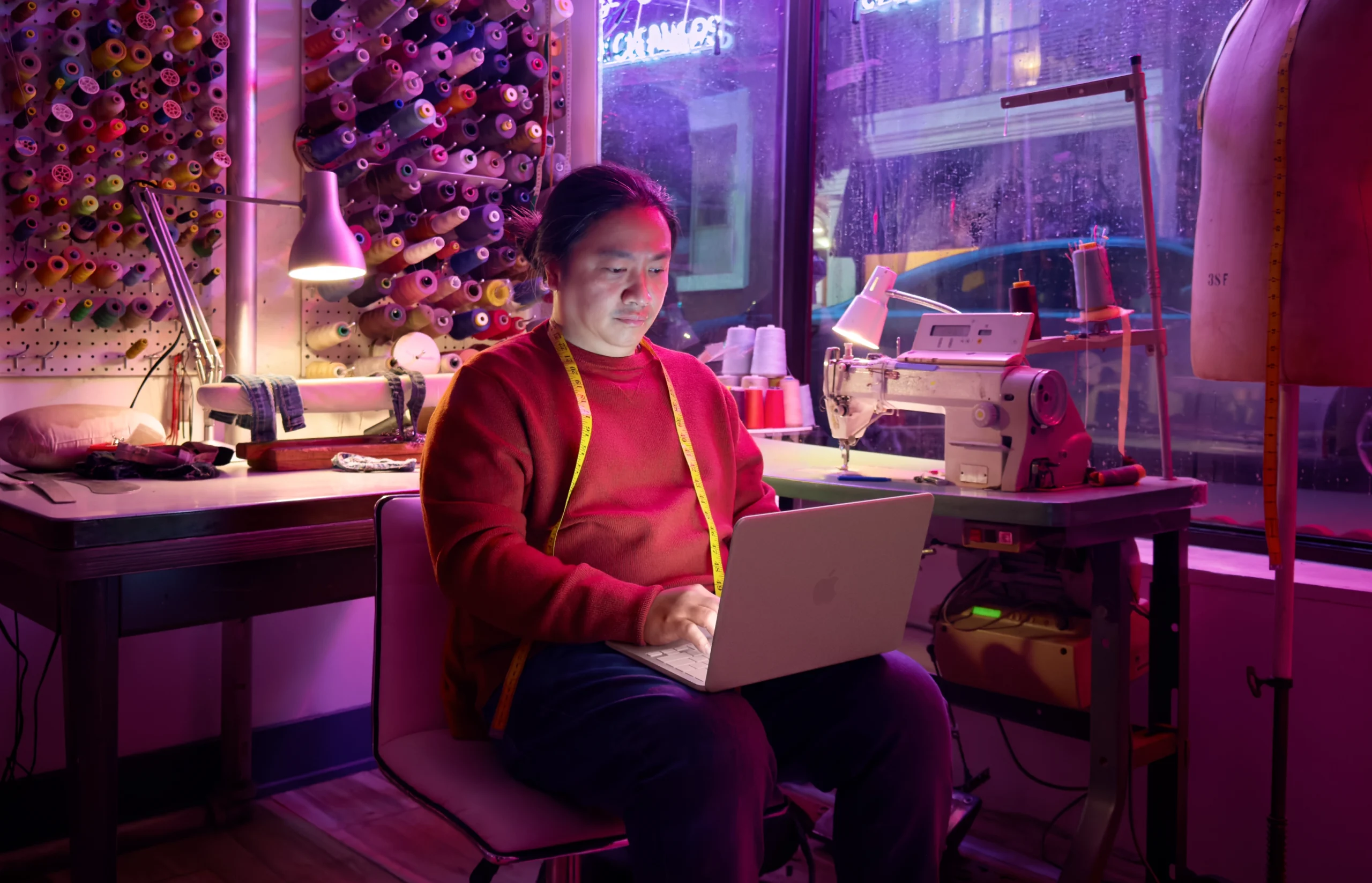 Apple MacBook Neo lifestyle 04 260304 scaled