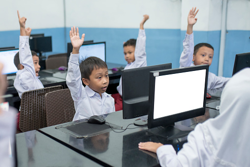 إندونيسيا تُقيّد استخدام الذكاء الاصطناعي في المدارس لحماية الطلاب